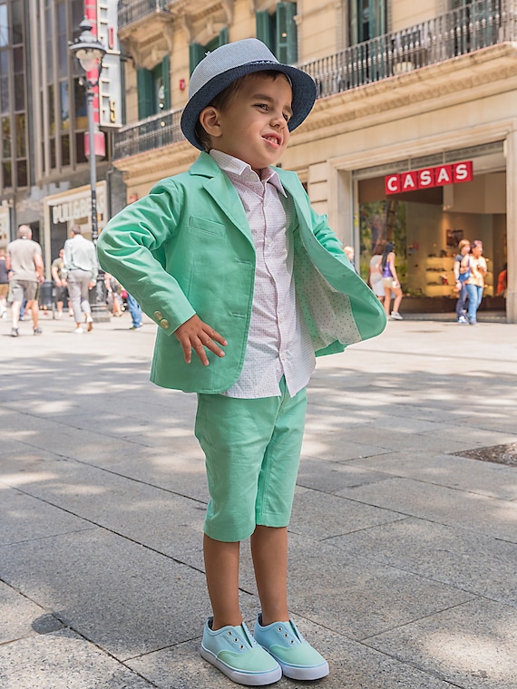 Petit Garçon à La Mode Enfant élégant Dans Le Costume Image stock