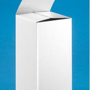 K&ouml;nnte beinhalten: Wei&szlig;e Pappbox mit einem Klappdeckel, geeignet zum Verpacken kleiner Gegenst&auml;nde.