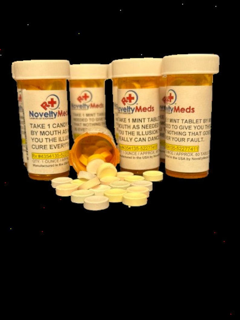 K&ouml;nnte beinhalten: Drei gelbe Pillenflaschen mit wei&szlig;en Deckeln und Etiketten mit der Aufschrift "Novelty Meds" und Anweisungen zur Einnahme der S&uuml;&szlig;igkeiten. Die Flaschen sind von einem Haufen runder, wei&szlig;er, gelber und gr&uuml;ner S&uuml;&szlig;igkeiten umgeben.