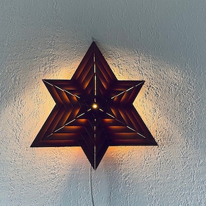 Lichtgevende houten wandster