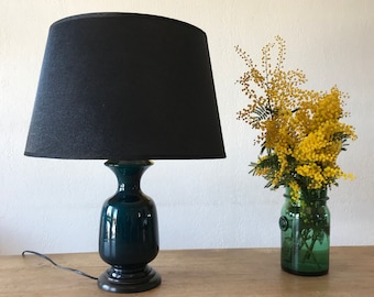 Lámpara grande de cerámica con pantalla negra y dorada.