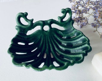Old shell soap dish in enamelled cast iron