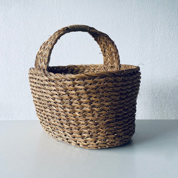 Grand panier en paille tressée