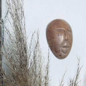 Steingesicht Wandskulptur