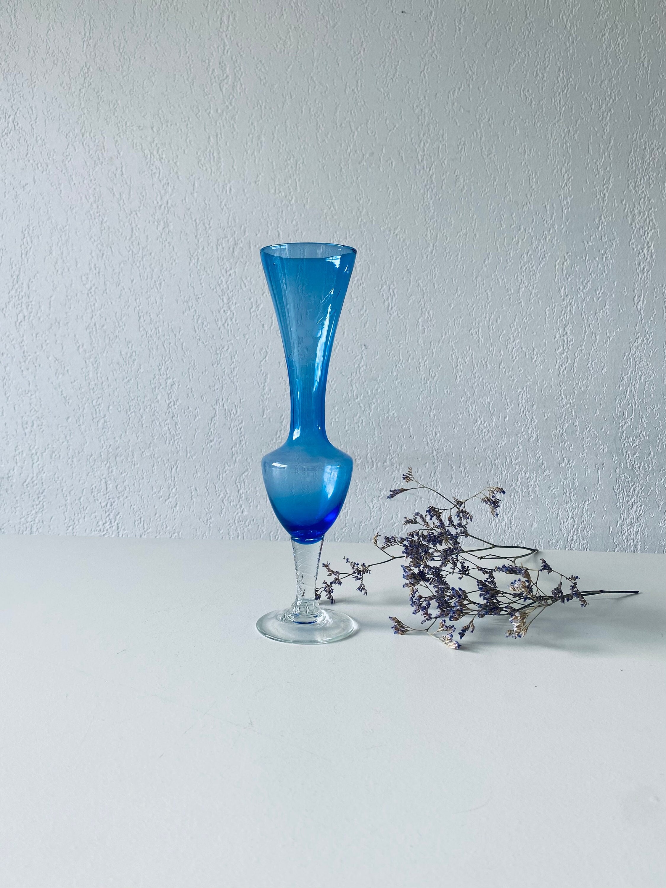 Vaso in vetro blu e trasparente