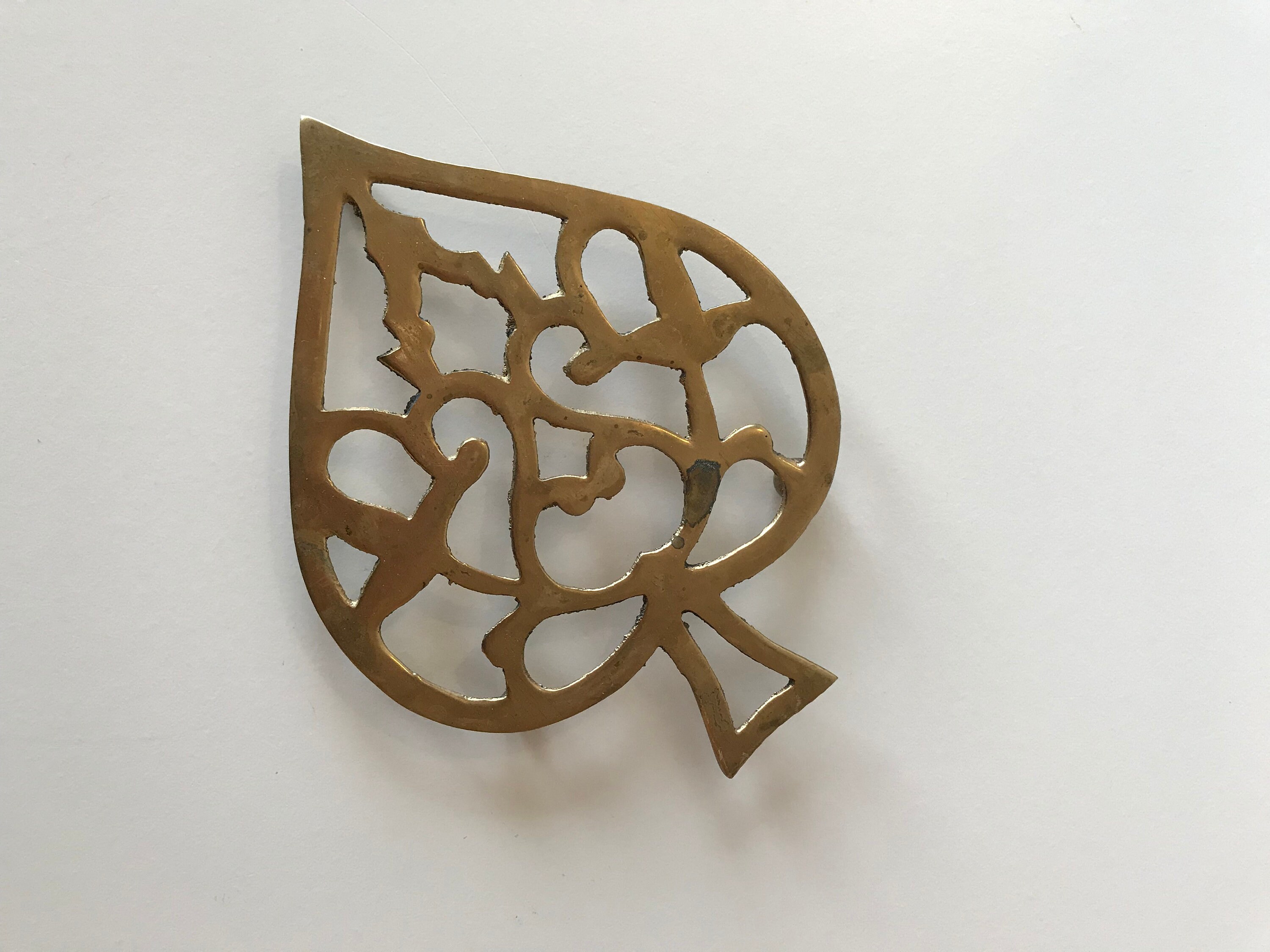 Dessous de plat en laiton orné - France