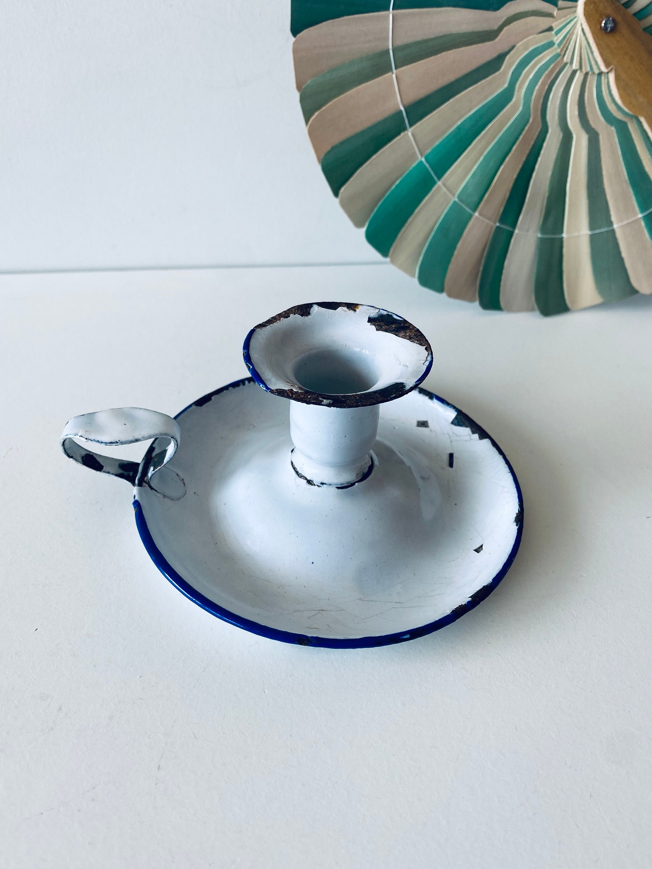 Bougeoir Antique en Métal Émaillé Blanc et Bleu