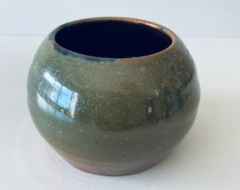 Vecchio vaso in arenaria smaltata verde, firmato