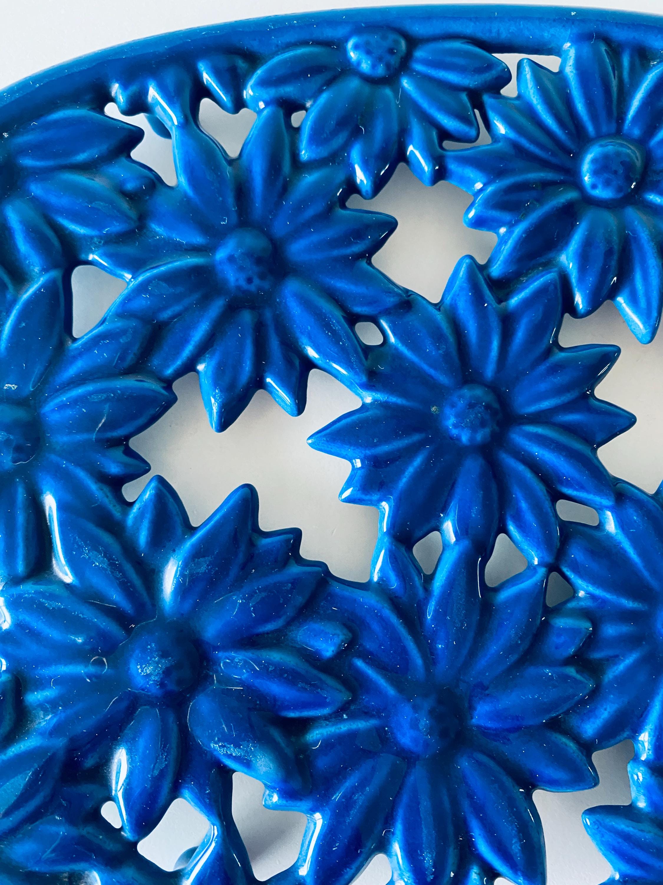 Dessous De Plat En Fonte émaillée Invicta, Motif Fleurs Blanches, Vintage 70-85, France