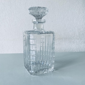 Carafe in chiseled crystal