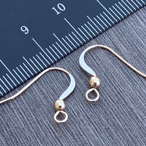 Filo per orecchini piatto riempito in oro 14 carati con pallina da 3 mm - calibro 22,5/0,61 mm - 21 mm x 14 mm - Ganci per orecchini - Forniture per gioielli - Spedizioni dagli Stati Uniti