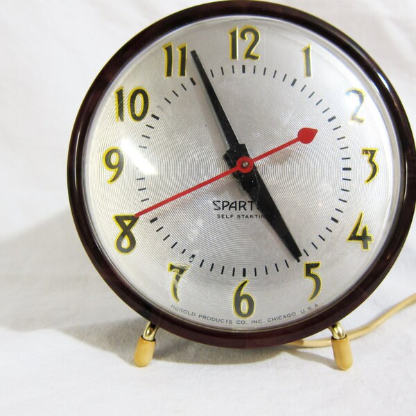 Spartus Herold Wall or Desk Electric Clock with Stand 1950s