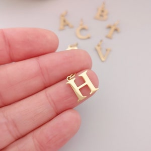 Joli Pendentif Lettre Majuscule Breloque Or 14k Initiale Collier Lettre Carrée Charme Lettre Initiale en Acier Inoxydable Cadeau de Noël