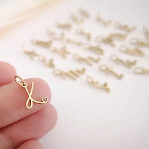 Mini Pendentif Initial MINUSCULE Breloque or 14k Lettre et petit coeur charme fourniture de bijoux Acier Inoxydable Pendentif Chaîne Or