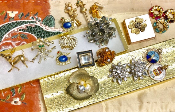 Costume Jewelry Lot: Brooches, Rings, Earrings, P… - image 10