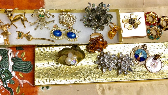Costume Jewelry Lot: Brooches, Rings, Earrings, P… - image 1