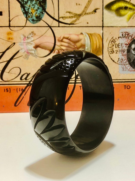 Bakelite Bangle Carved Black - image 3