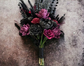Bouquet de fleurs en bois de sola gothique maussade | Fleurs de mariage romantiques sombres | Bouquet de mariée noir, bordeaux et violet | Décoration de mariage gothique et lunatique