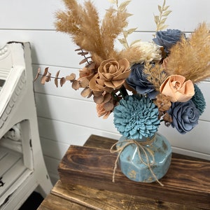 VERSANDFERTIG - Boho Blues Pfirsich und Dusty Blau Blumengesteck - Sola Holz Blumengesteck - Boho Hochzeit Herzstück Wg