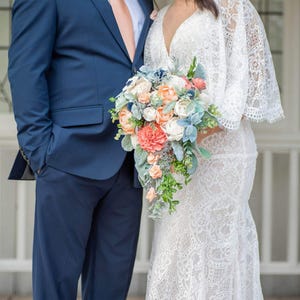 Bouquet de mariée cascade de fleurs de sola : bouquet de mariée cascade pêche, corail, bleu marine et menthe | Fleurs en bois de sola fluide