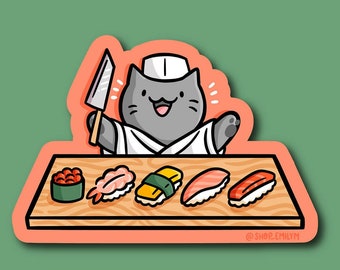Può includere: Un gatto grigio con un cappello da chef tiene un coltello e prepara il sushi. Il sushi include un pezzo di nigiri con un topping di gamberi, un pezzo di nigiri con un topping di pesce giallo, un pezzo di nigiri con un topping di pesce rosso e un pezzo di nigiri con una palla di uova di pesce. Il testo "@SHOP.EMILY.M" è in fondo all'immagine.