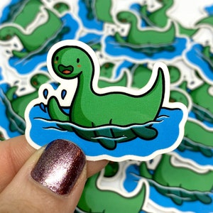 Loch Ness Monster Mini Sticker | Cryptids Aufkleber | Fabelwesen | Mini-Nessie-Aufkleber | Cryptid Aufkleber | Kawaii Loch Ness Aufkleber