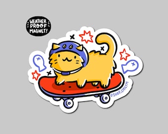 Può includere: Un gatto giallo con un casco blu su uno skateboard rosso. Il design include stelle e forme di pesce. Il testo recita "WEATHER PROOF MAGNET!" e l'handle Instagram del negozio.