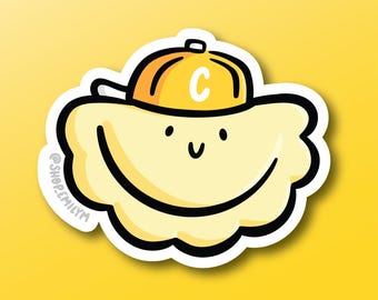 Puede incluir: Una pegatina troquelada con un personaje de nube sonriente que lleva una gorra de béisbol amarilla con un contorno blanco. La nube es de color amarillo claro con una boca sonriente negra y ojos negros pequeños. El fondo es amarillo liso.