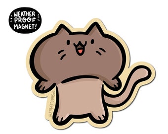 Può includere: Un gatto marrone con un grande sorriso e una lunga coda. Il gatto è in piedi sulle zampe posteriori con le zampe anteriori alzate. Il testo "WEATHER PROOF MAGNET!" è in un fumetto sopra il gatto.