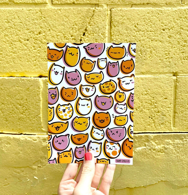 Puede incluir: Una tarjeta blanca con un patr&oacute;n repetitivo de gatos de dibujos animados en varios colores, incluyendo amarillo, naranja, rosa y blanco. Los gatos tienen diferentes expresiones y est&aacute;n dispuestos en un patr&oacute;n aleatorio. La tarjeta tiene el texto "SHOP-DAISY-M" en la esquina inferior derecha.