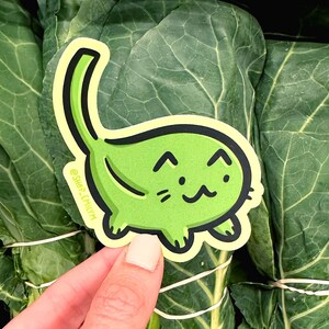 Autocollant de chat aux épinards | Autocollant en vinyle résistant aux intempéries | Autocollant Kawaii| Chats végétariens | Autocollant végétarien | Autocollant de verts feuillus | Épinards mignons Sticker