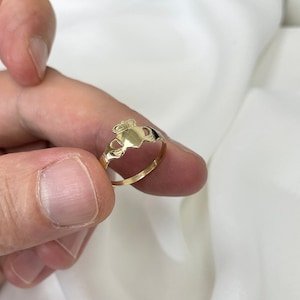 Genuine 9CT Yellow Gold Maidens&#39; Ring -  Maidens&#39; Claddagh Signet Ring F-O Sizes - Gift Boxed Babies Ring