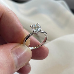 1 Karat Moissanit Silberring: Runder Verlobungsring im Brillantschliff