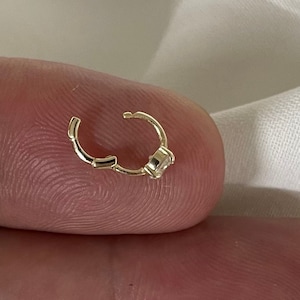 Pendiente de aro solitario de circonita cúbica de oro amarillo genuino de 9 quilates, solo 5 mm, para cartílago. Presentación en caja de regalo.