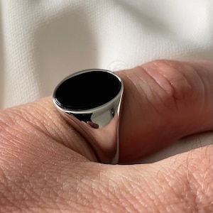 Silver Men&#39;s Oval Black Onyx Signet Ring - Gift Boxed