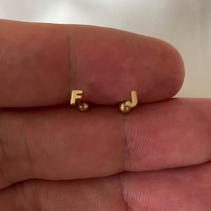 Pendiente de botón con inicial de cartílago de 6 mm en oro amarillo de 9 quilates auténtico, con letras de la A a la Z (en caja de regalo)