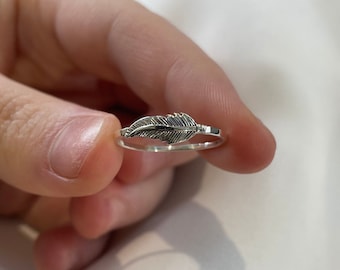 Delicato anello con piuma in argento sterling - stile boho ossidato