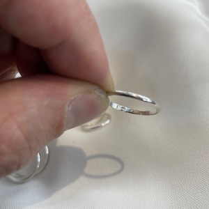 スターリングシルバー製結婚指輪：ユニセックスD型リング、2mm 画像 3