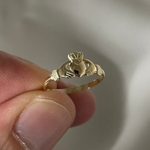 Genuine 9CT Yellow Gold Babies Ring -  Babies&#39; Claddagh Heart Signet Ring A-S Sizes - Gift Boxed Babies Ring sizes babies sizes to adults