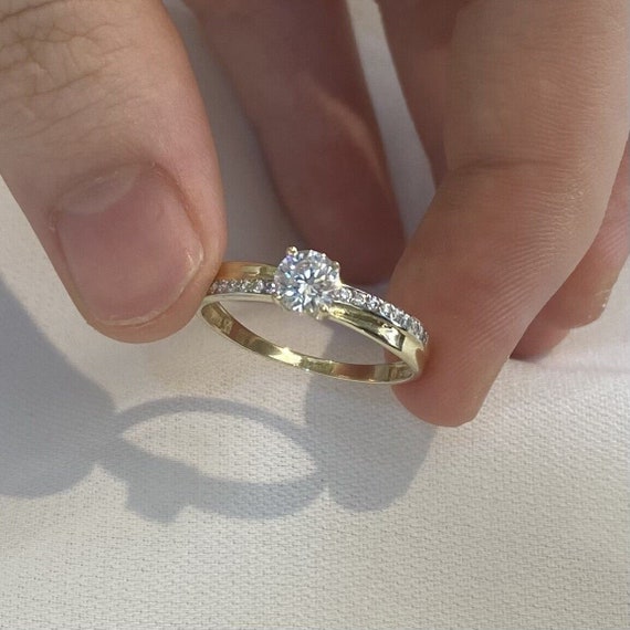 9ct yellow gold Cubic Zirconia ring. 9ct yellow gold Cubic Zirconia ring.