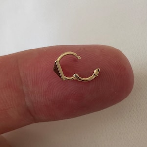 9ct Yellow Gold 5MM Triangle Arrow Helix Cartilage Hoop Earring - Gift Boxed**Attention:** Earrings are sold in pairs or as single pieces.