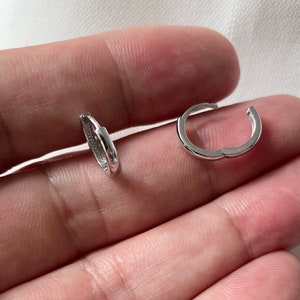 Orecchino a cerchio per piercing alla cartilagine in oro bianco 9 carati autentico, 1,30 grammi, in confezione regalo, altezza 9 mm, larghezza 2 mm