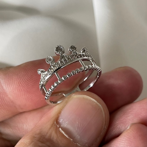 Ring shaped like shop a crown