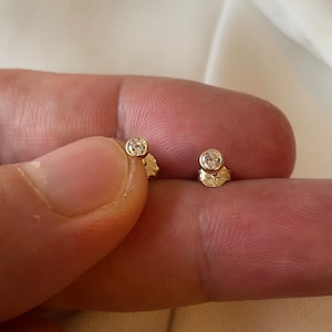 Orecchini a bottone in oro giallo 9 carati con zirconi cubici rotondi da 0,33 grammi - Confezione regalo da 3 mm