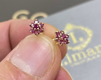 Kolczyki z żółtego złota 9CT z rubinem – wzór kwiatowy, w pudełku prezentowym