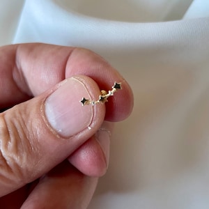 Brinco de orelha superior / hélice / cartilagem em ouro amarelo 9 quilates genuíno - estrelas na barra - caixa de presente 8 mm