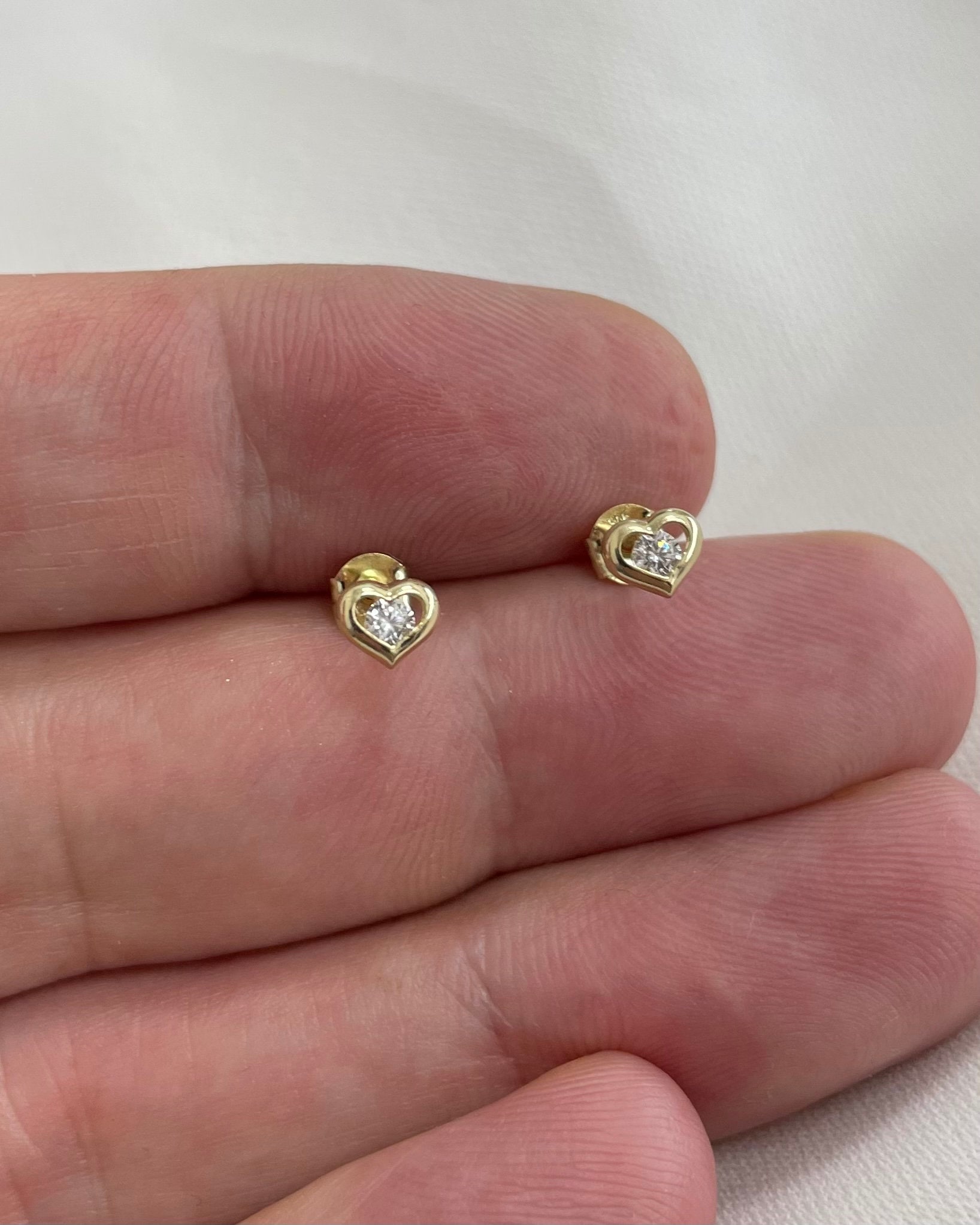 Carissima Orecchino a Bottone con Cuore in Oro Giallo 9 ct da Donna