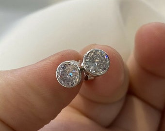 Genuine 9CT White Gold Round CZ Stud Earrings 0.49 Grams - Gift Boxed