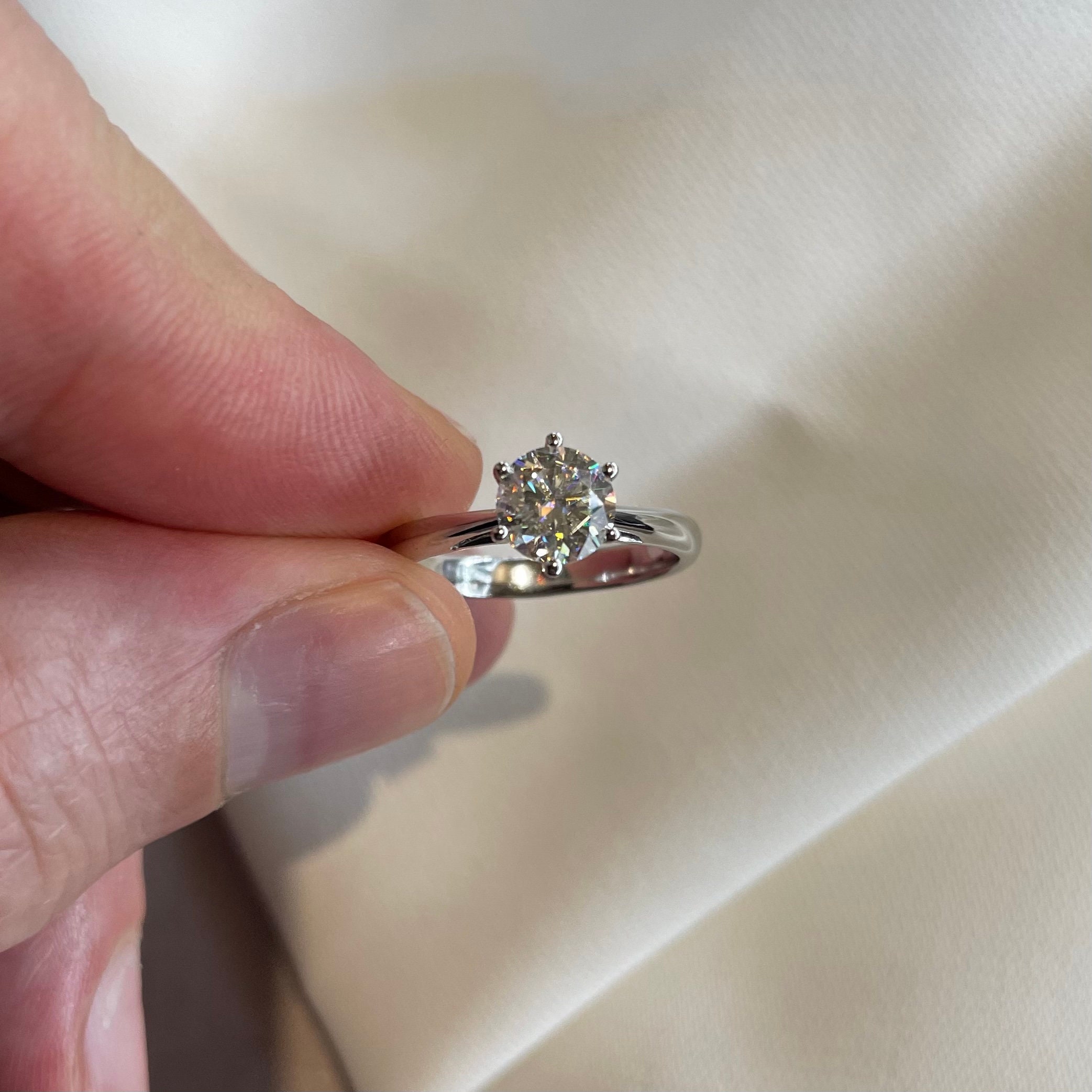 Anillo De Compromiso Moissanita 1 Quilate - Plata 925 Bañado Oro Blanco, Corte Redondo 6.5 Mm | Talla 5-18, Regalo Boda, Aniversario