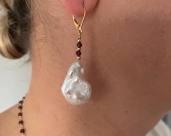 Örhängen i barockpärla i sterlingsilver: Granataccent, handgjorda